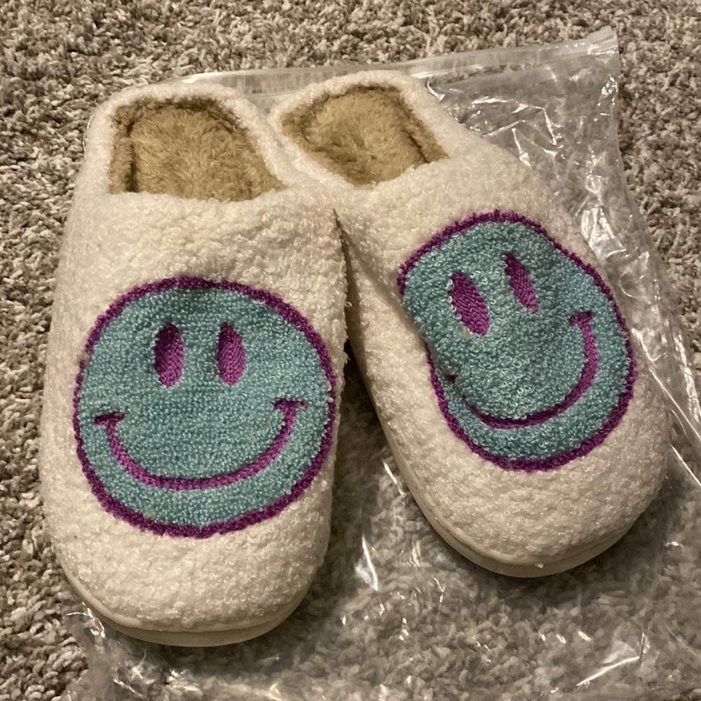 Smiley face Slippers - Women size 9.5
